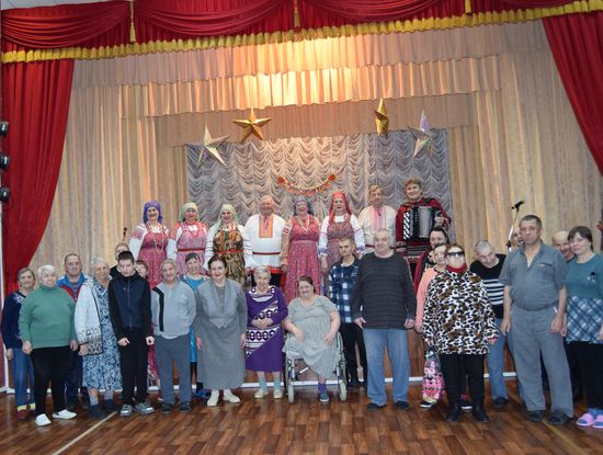 Романовские «серебряные» волонтёры совершили выезд с концертом 