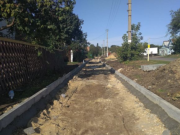 27 августа в р.п. Романовка начались работы по ремонту тротуара по улице Народная
