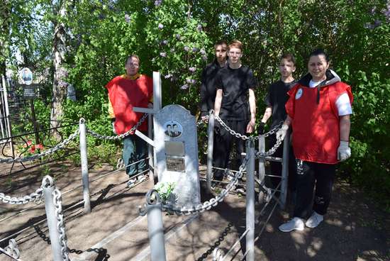 В Романовском районе прошел субботник по благоустройству памятных мест