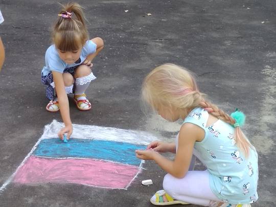 Педагоги «Дома пионеров и школьников», совместно с волонтерами провели праздник «День флага России» для воспитанников детского сада «Колокольчик»