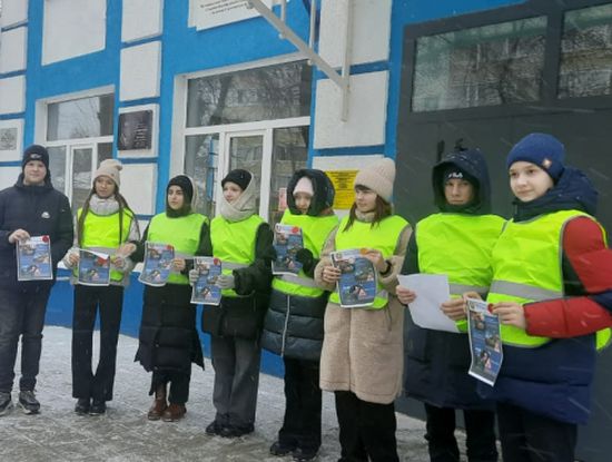 В Балашове сотрудники Госавтоинспекции, участники движения «ЮИД» и общественники поздравили участниц дорожного движения с Днем матери