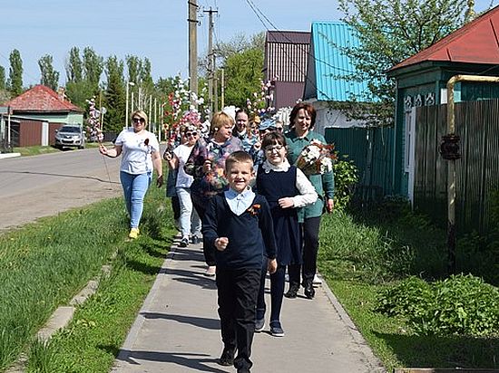 Акция «Парад у дома ветерана» радует фронтовиков по всей стране.