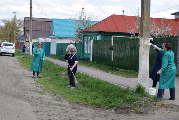 Сотрудники ГАУ СО КЦСОН Романовского района провели весенний субботник